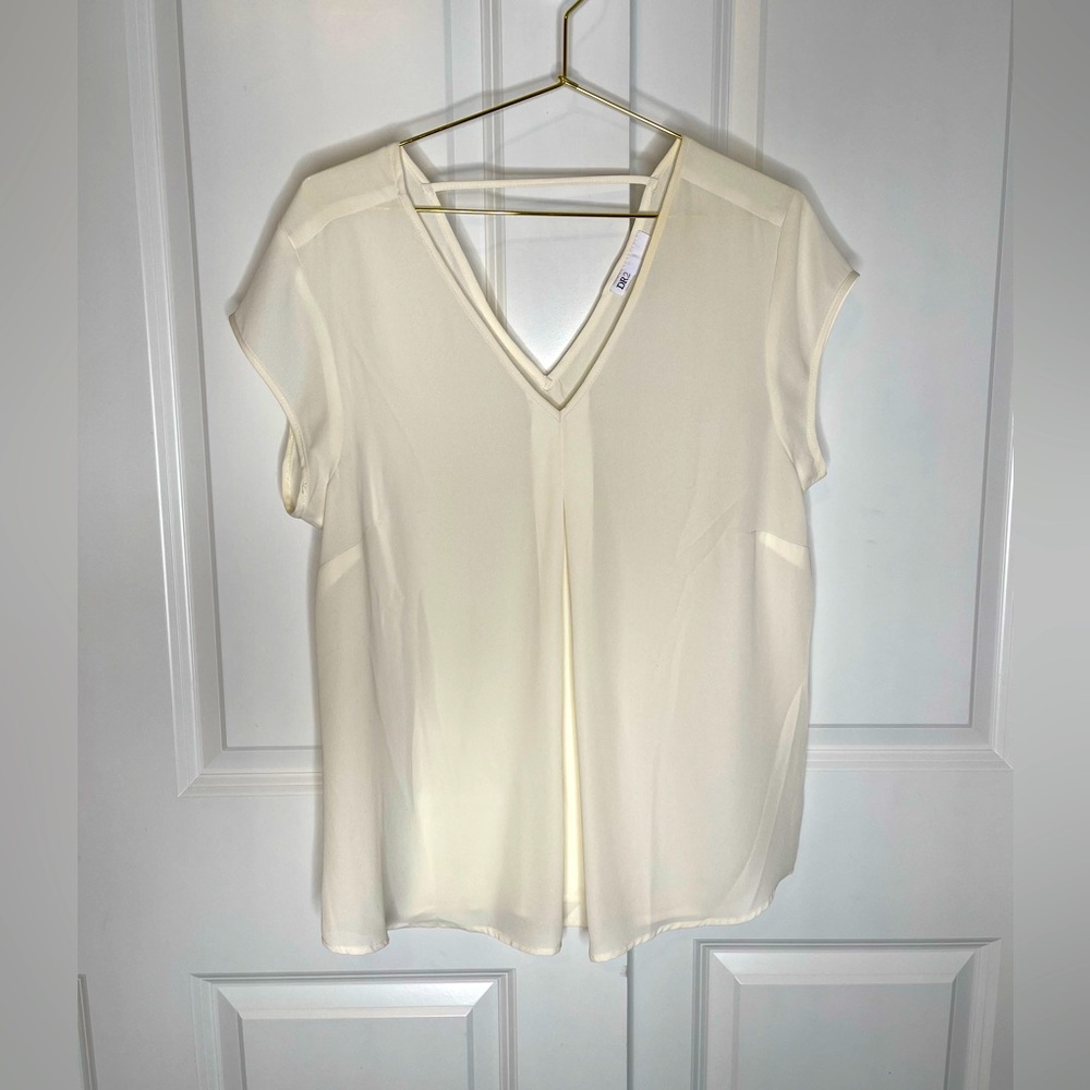 DR2 Top White V-neck Short Sleeve Size L B12